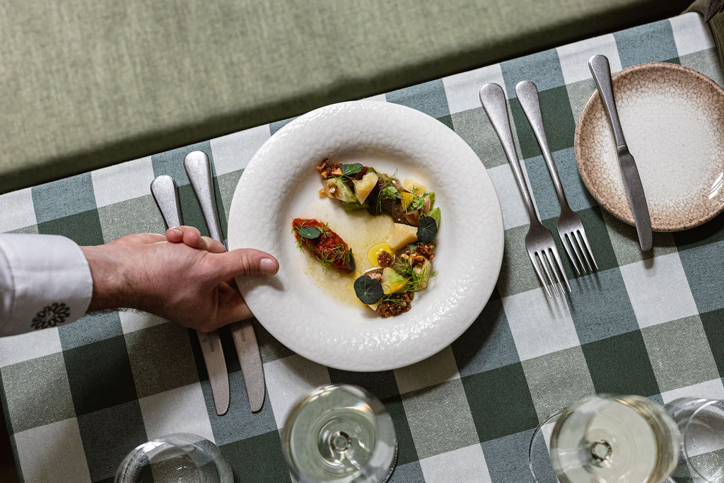 Egy pohár tokaji bor a Galuschka Bistro and Garden asztalán
